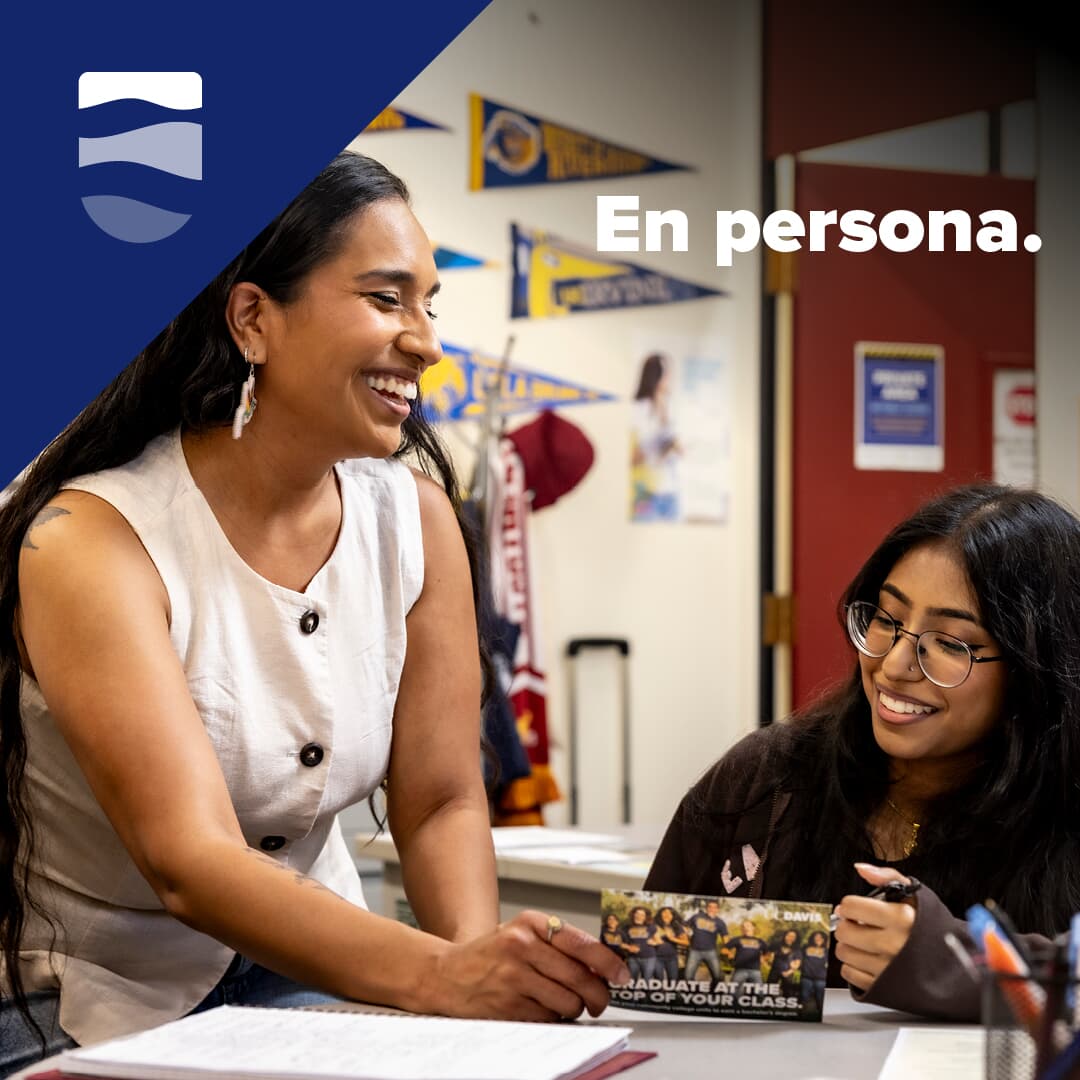 Text in over photo of two smiling women in a building that says (in Spanish) En persona next to Los Rios logo