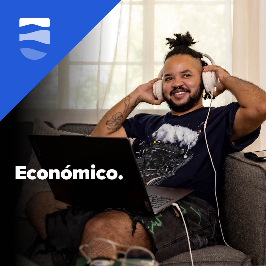 Text over photo of smiling man sitting on a couch with headphones and a laptop that says (in Spanish) Economico next to Los Rios logo